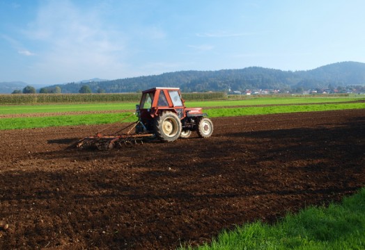 traktor-njiva-poljoprivreda-zemlja.jpg